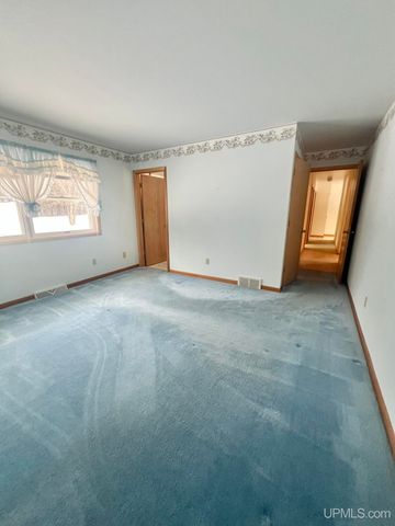 950 S Hemlock Street, Iron Mountain, MI 49801