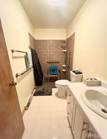 950 S Hemlock Street, Iron Mountain, MI 49801