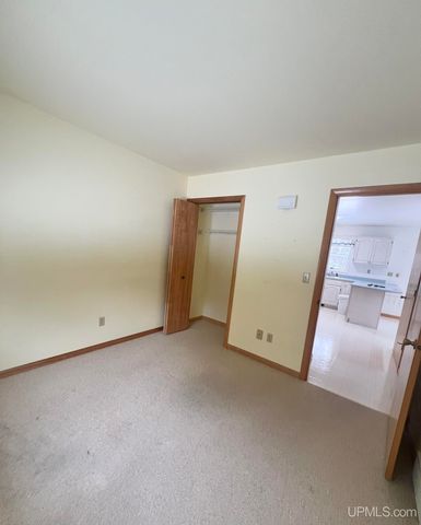 950 S Hemlock Street, Iron Mountain, MI 49801