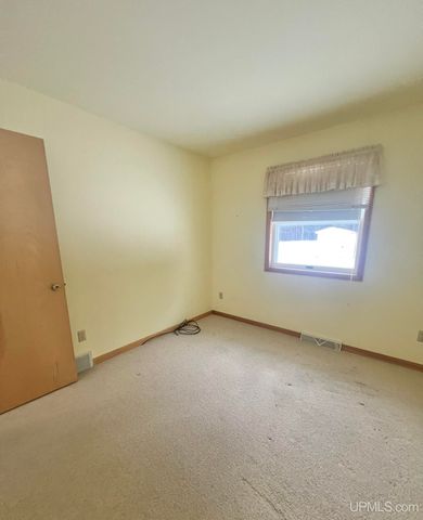 950 S Hemlock Street, Iron Mountain, MI 49801