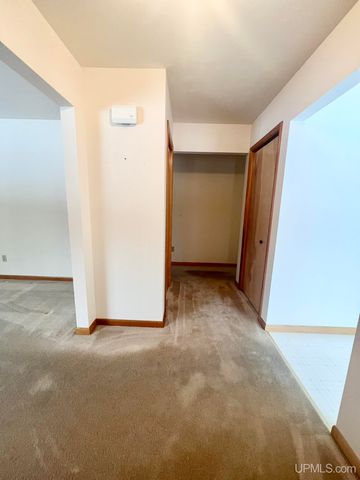 950 S Hemlock Street, Iron Mountain, MI 49801