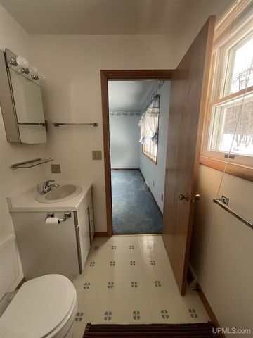 950 S Hemlock Street, Iron Mountain, MI 49801