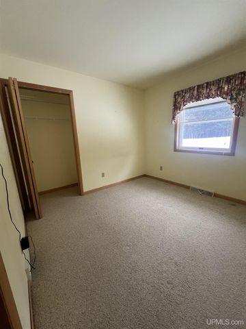 950 S Hemlock Street, Iron Mountain, MI 49801