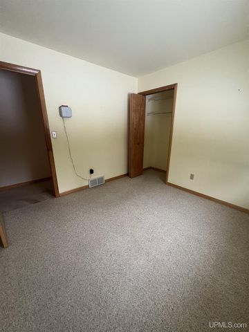 950 S Hemlock Street, Iron Mountain, MI 49801