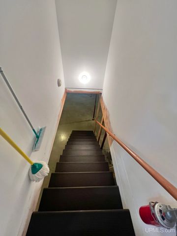 950 S Hemlock Street, Iron Mountain, MI 49801