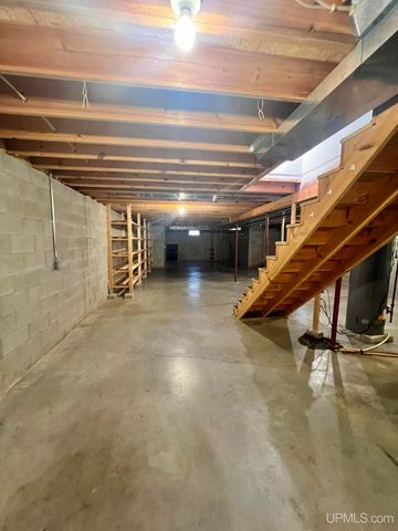 950 S Hemlock Street, Iron Mountain, MI 49801