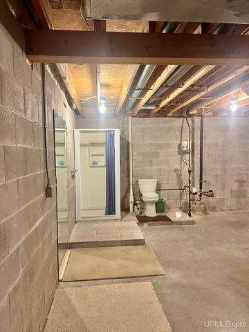 950 S Hemlock Street, Iron Mountain, MI 49801