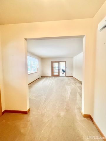 950 S Hemlock Street, Iron Mountain, MI 49801