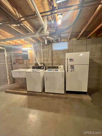 950 S Hemlock Street, Iron Mountain, MI 49801