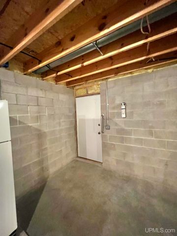 950 S Hemlock Street, Iron Mountain, MI 49801