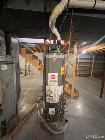 950 S Hemlock Street, Iron Mountain, MI 49801