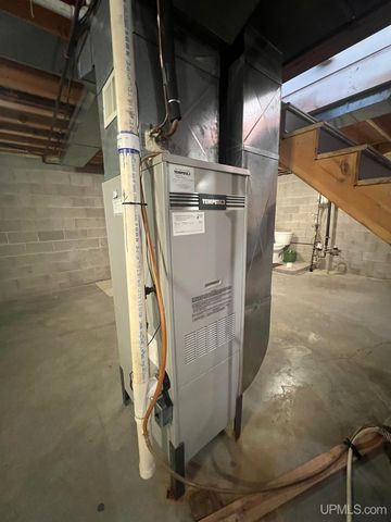 950 S Hemlock Street, Iron Mountain, MI 49801