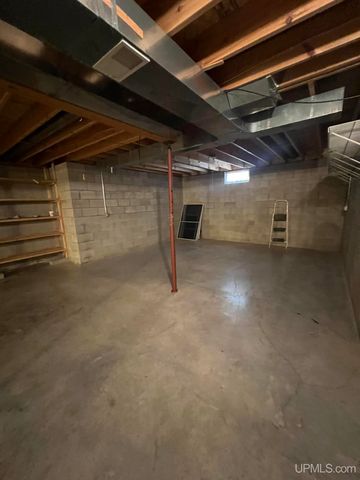 950 S Hemlock Street, Iron Mountain, MI 49801