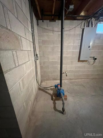 950 S Hemlock Street, Iron Mountain, MI 49801