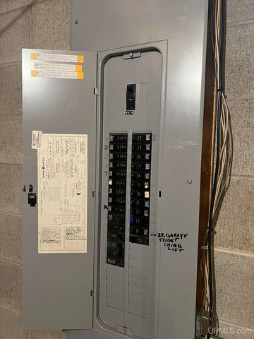 950 S Hemlock Street, Iron Mountain, MI 49801