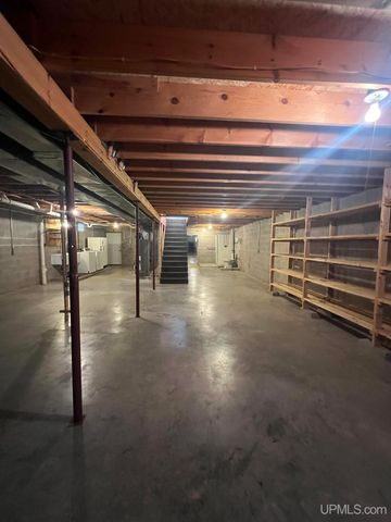 950 S Hemlock Street, Iron Mountain, MI 49801