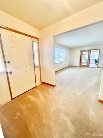 950 S Hemlock Street, Iron Mountain, MI 49801