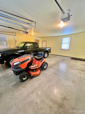 950 S Hemlock Street, Iron Mountain, MI 49801