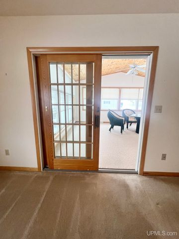 950 S Hemlock Street, Iron Mountain, MI 49801