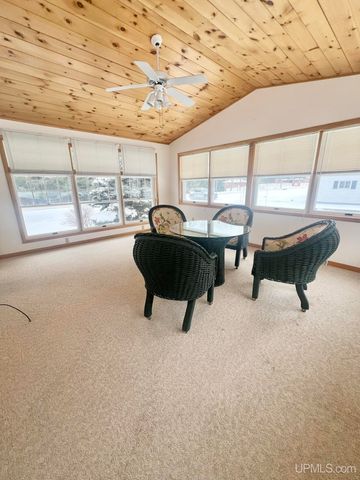 950 S Hemlock Street, Iron Mountain, MI 49801