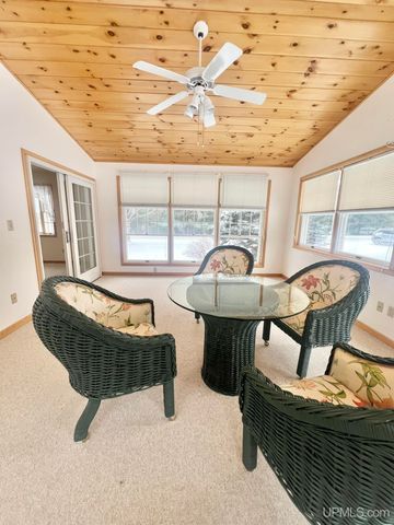 950 S Hemlock Street, Iron Mountain, MI 49801