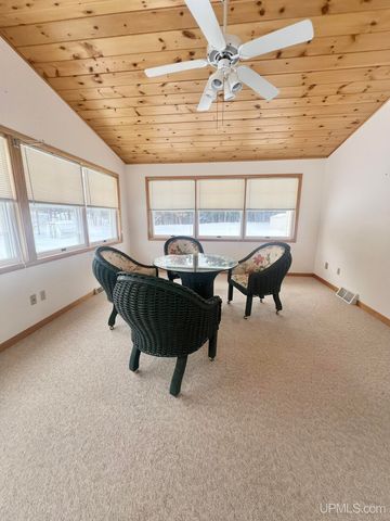 950 S Hemlock Street, Iron Mountain, MI 49801