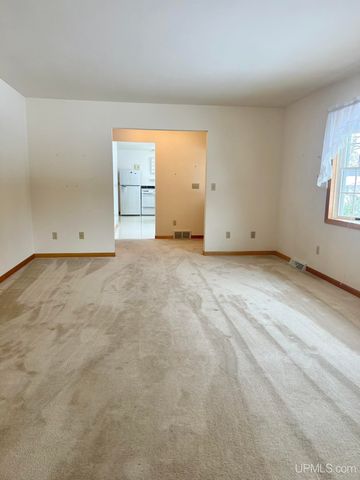 950 S Hemlock Street, Iron Mountain, MI 49801