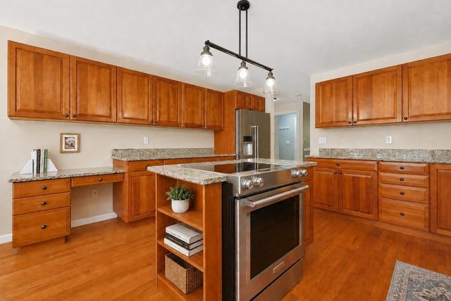 31 Hockanum Rd, Hadley, MA 01035