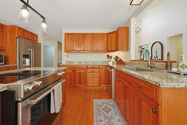 31 Hockanum Rd, Hadley, MA 01035