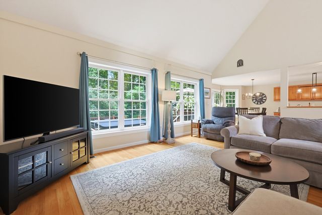 31 Hockanum Rd, Hadley, MA 01035