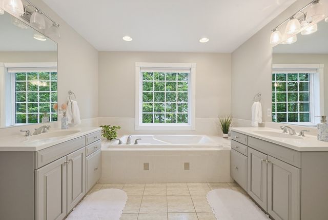 31 Hockanum Rd, Hadley, MA 01035
