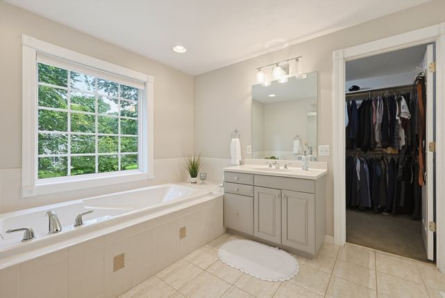31 Hockanum Rd, Hadley, MA 01035