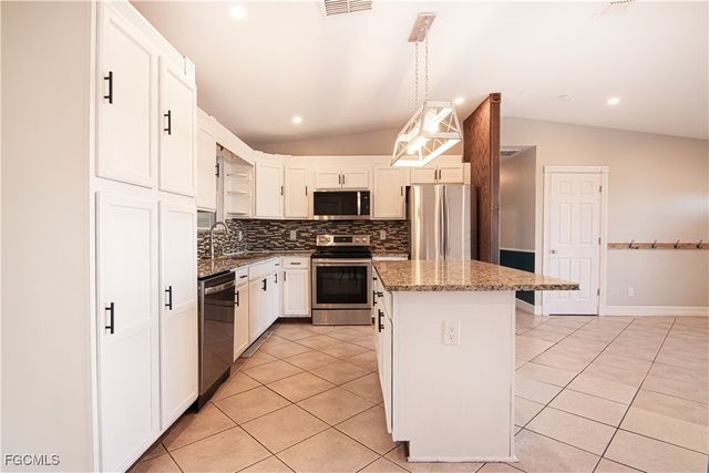 2022 NE 10th PL, Cape Coral, FL 33909