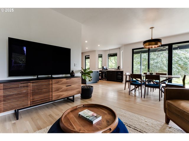 24247 VAUGHN Rd, Veneta, OR 97487