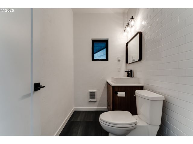 24247 VAUGHN Rd, Veneta, OR 97487