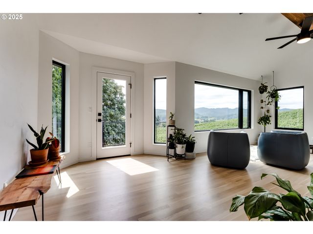 24247 VAUGHN Rd, Veneta, OR 97487