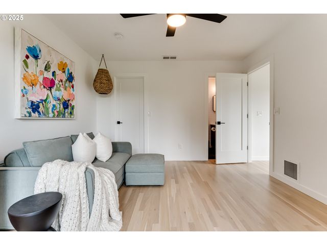 24247 VAUGHN Rd, Veneta, OR 97487