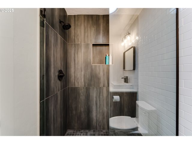 24247 VAUGHN Rd, Veneta, OR 97487