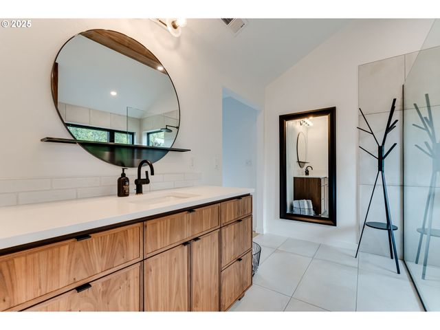 24247 VAUGHN Rd, Veneta, OR 97487