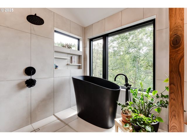 24247 VAUGHN Rd, Veneta, OR 97487