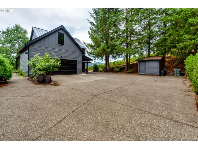 24247 VAUGHN Rd, Veneta, OR 97487