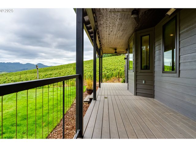 24247 VAUGHN Rd, Veneta, OR 97487