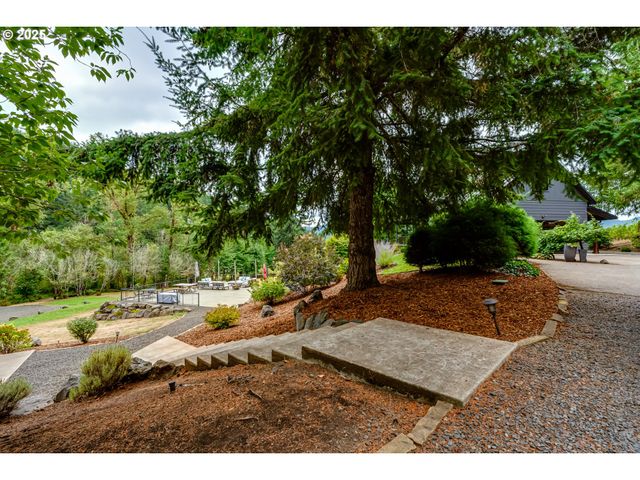 24247 VAUGHN Rd, Veneta, OR 97487