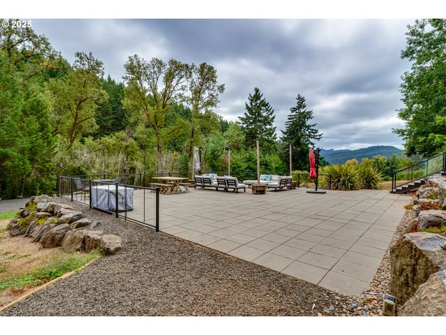 24247 VAUGHN Rd, Veneta, OR 97487