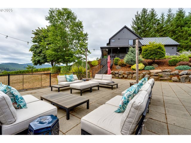 24247 VAUGHN Rd, Veneta, OR 97487