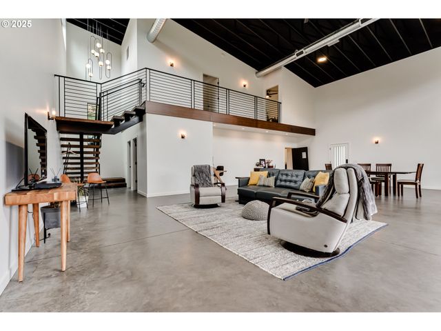 24247 VAUGHN Rd, Veneta, OR 97487