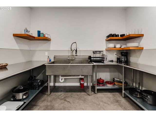 24247 VAUGHN Rd, Veneta, OR 97487