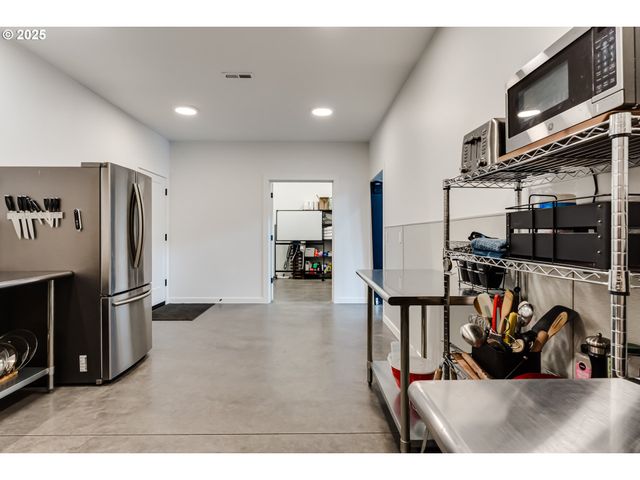 24247 VAUGHN Rd, Veneta, OR 97487