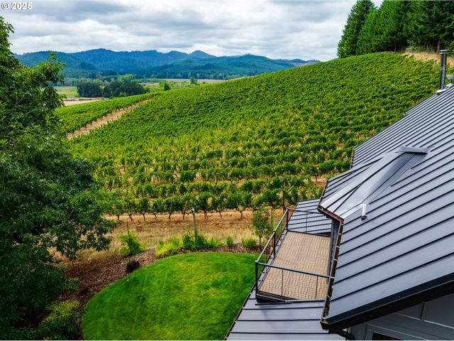 24247 VAUGHN Rd, Veneta, OR 97487