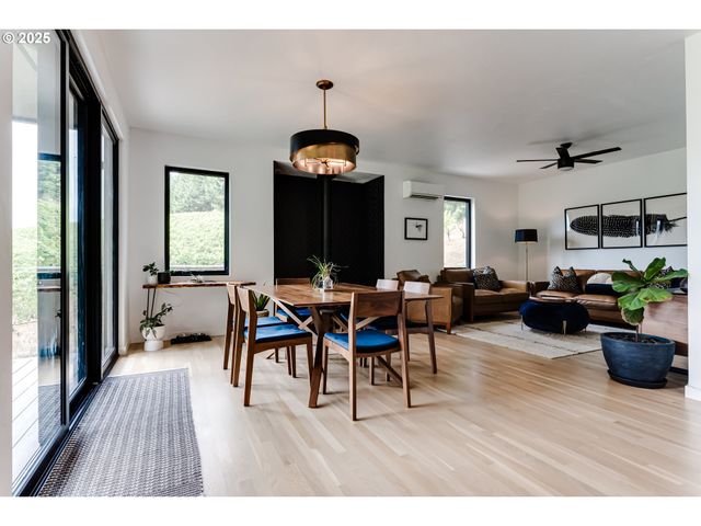 24247 VAUGHN Rd, Veneta, OR 97487